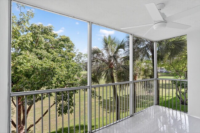 Building Photo - 2651 S Palm Aire Dr