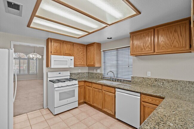 Building Photo - 620 Walnut Cir