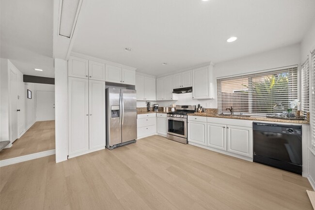 Building Photo - Exceptional 4 bedroom, 3 baths + loft, 2 s...
