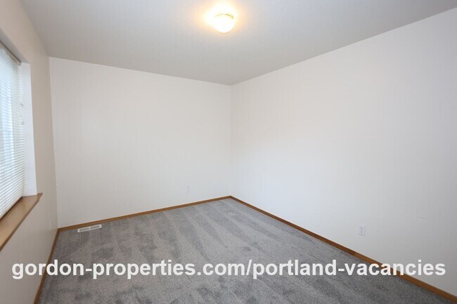 Building Photo - SE Knapp Circle - 3 bedroom duplex with attached single car garage