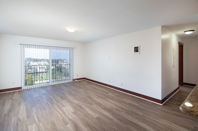Building Photo - Gorgeous 2 Bed/2 Bath Point Loma Apartment - Views, W/D, Open Concept & More!