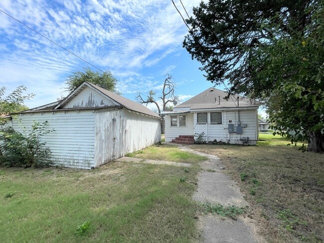 Building Photo - Large 2 bedroom home