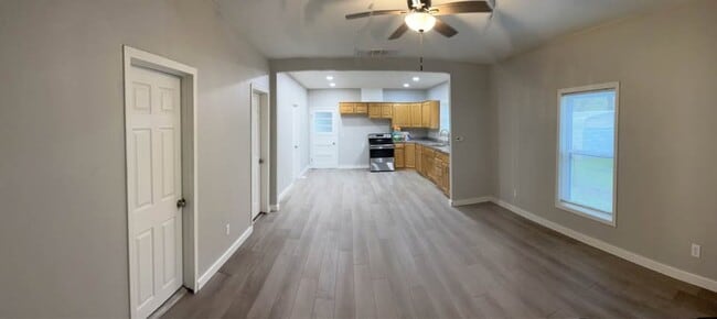Building Photo - Nice 3 bedroom 1 bathroom