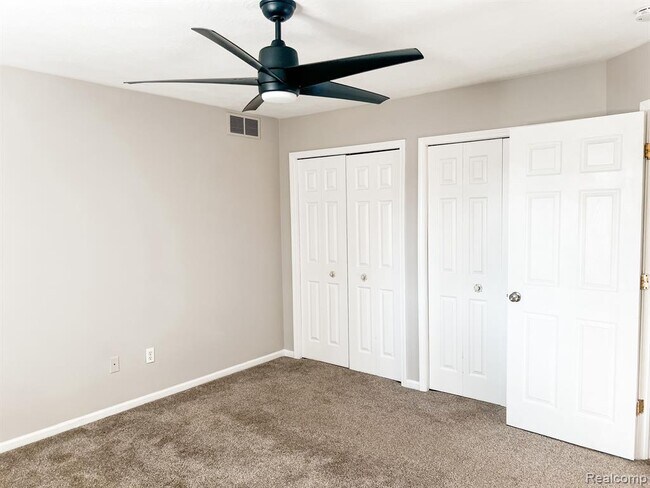 Building Photo - 1104 E Oak Dr