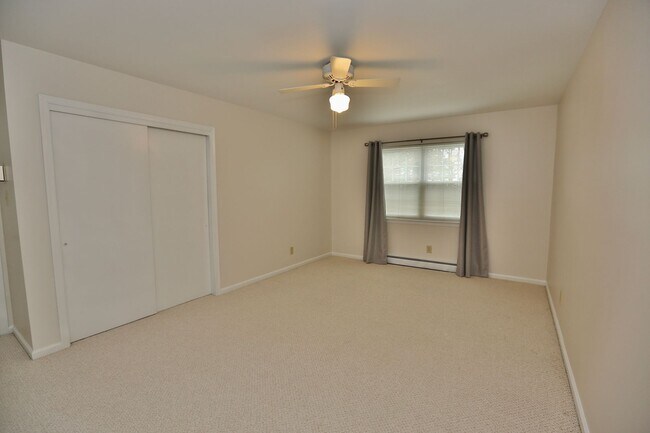 Building Photo - Waterfront Ranch Home - Excellent School Z...