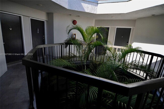 Building Photo - 9427 Fontainebleau Blvd