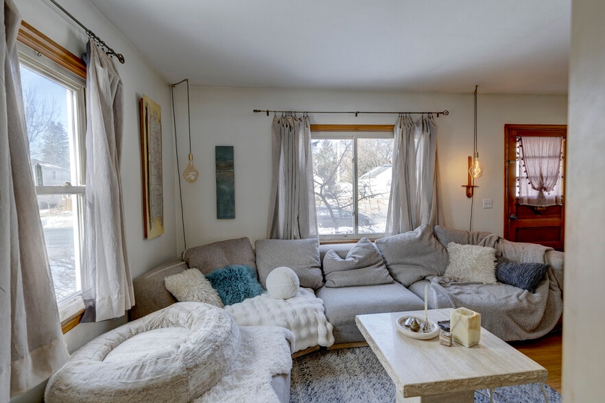 Building Photo - 3621 Dennett Dr