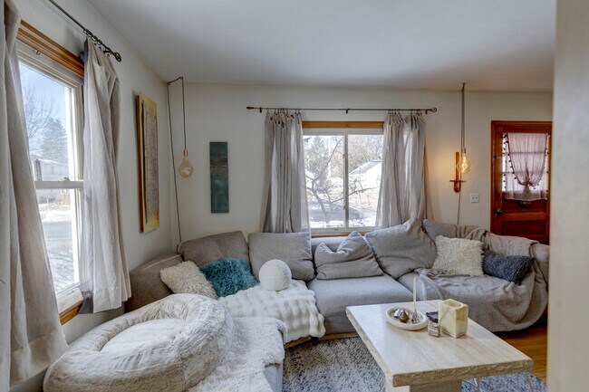 Building Photo - 3621 Dennett Dr