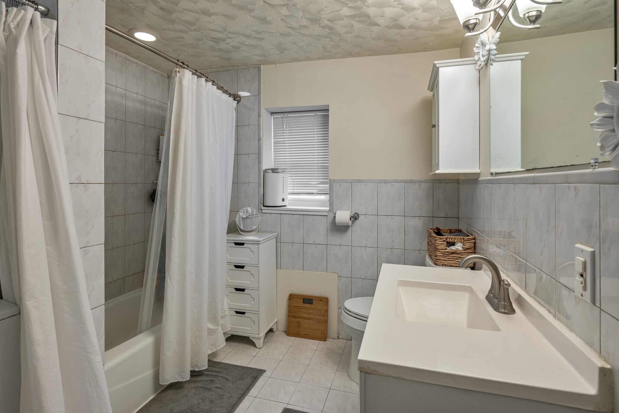 Full Bath - 281 Bloomfield Ave