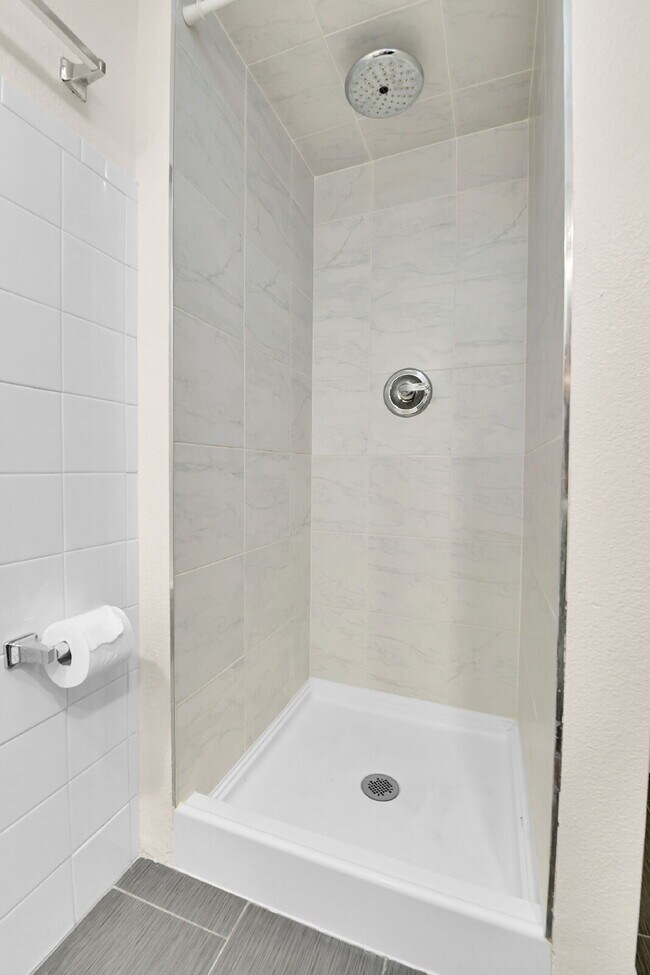 Building Photo - 3 Bedroom 2 Bathroom Home Available August 7th!