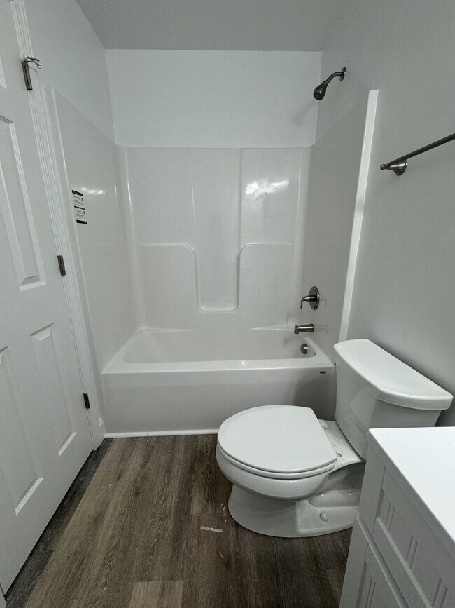 Building Photo - "Charming 3-Bedroom Retreat with 2 Full Ba...