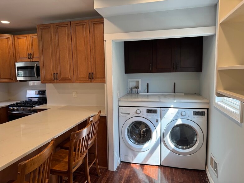 Building Photo - 4416 Plummer St