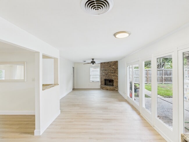 Building Photo - 9526 Meadowcroft Dr