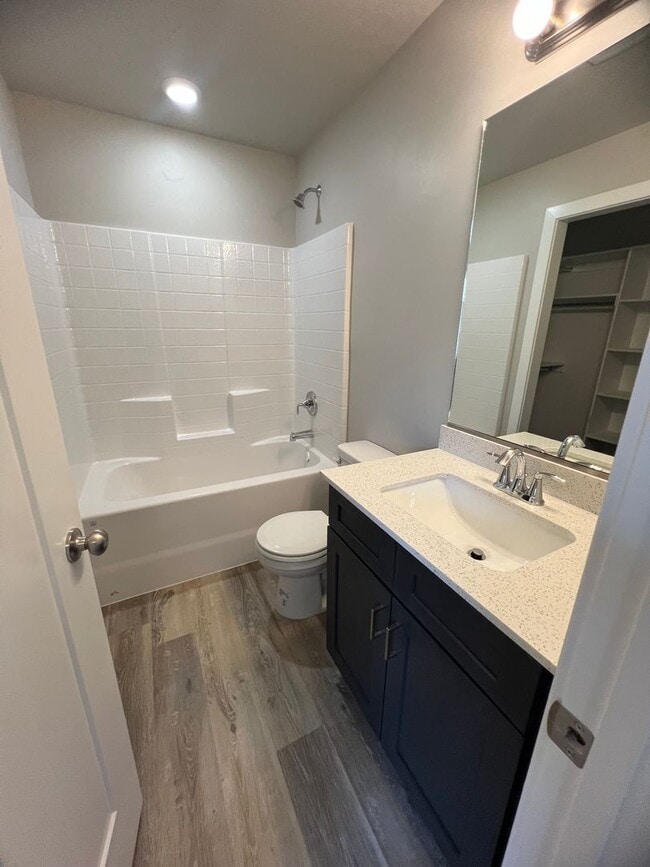 Building Photo - Ready To Move in! New 2 Bed 3 bath!
