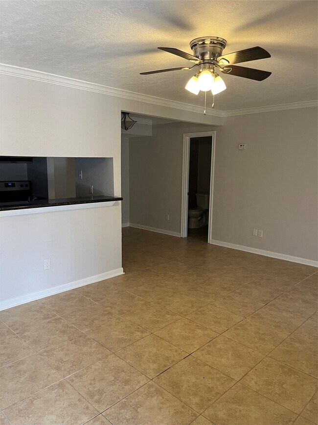 Building Photo - 734 Memorial Mews St