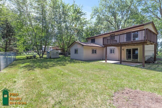 Building Photo - Spacious 4 Bedroom Home **Half Off October...