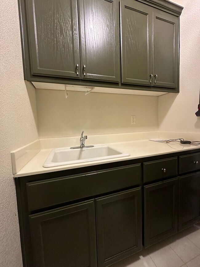 Building Photo - Large 4 Bedroom House in Hiddenbrook Commu...