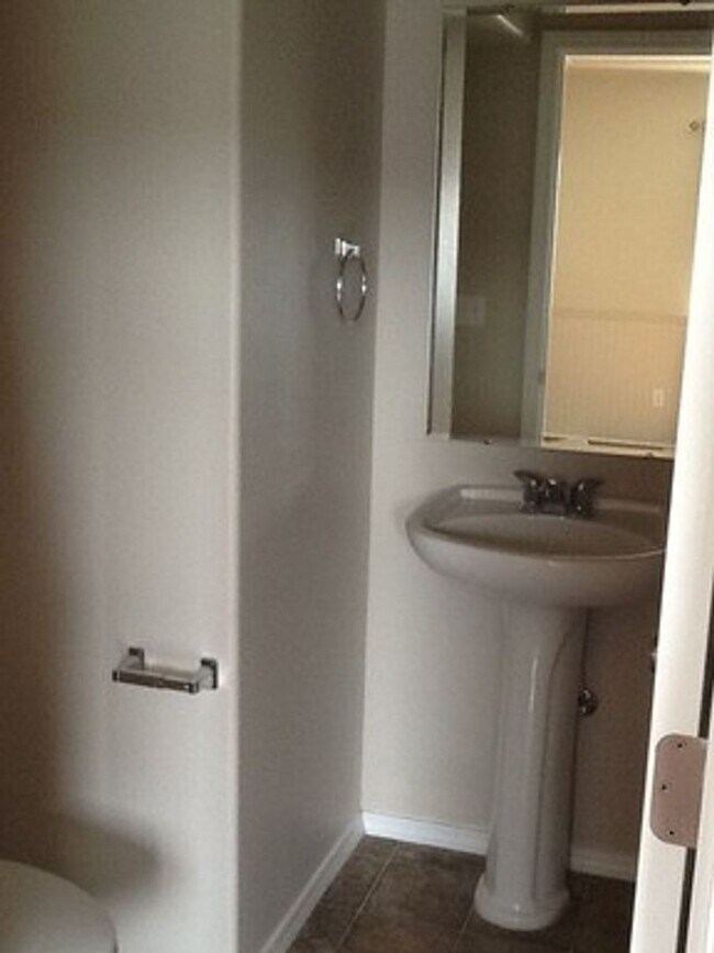 Building Photo - Spacious 4 bedroom 2.5 bath 2 story home