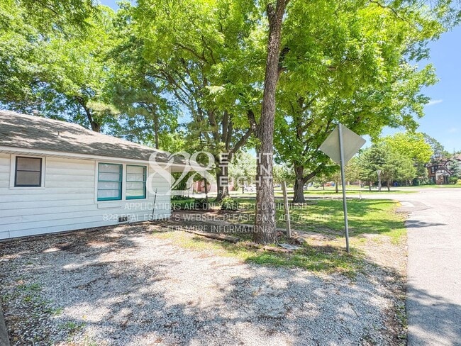 Building Photo - *COMING SOON - TOURS EXPECTED TO BEGIN 6/5/26* 2 Bed/2 Bath Duplex Close to Campus Corner!