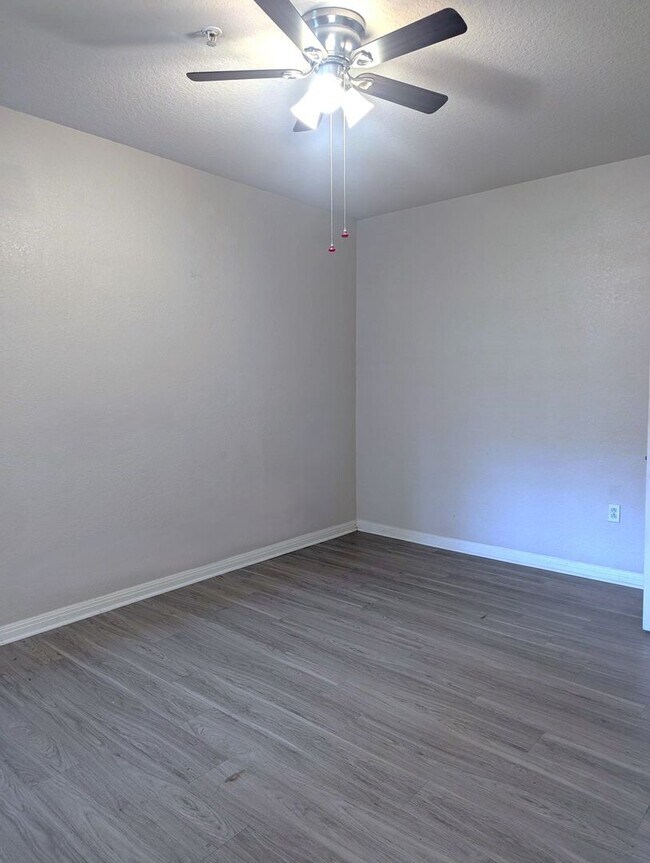 Building Photo - Updated 2x2 condo 1121 square feet, vinyl ...