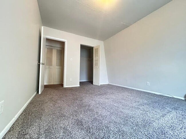 Building Photo - Spacious 1–3 Bedroom Apartments in South Louisville | Cedar Chase