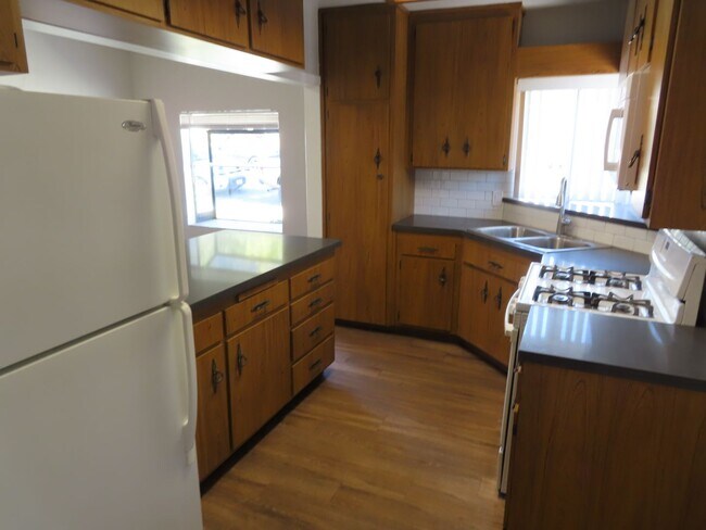 Building Photo - Three Bedroom House with Huge Bonus Room