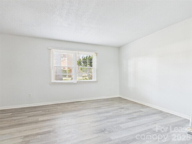 Building Photo - 8811 Hunter Ridge Dr