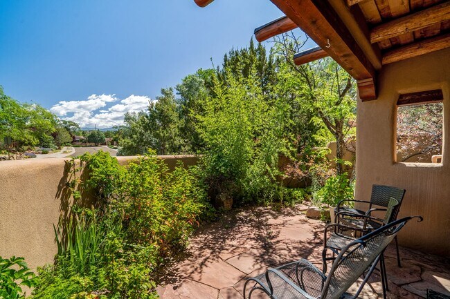 Building Photo - Northside Santa Fe Home