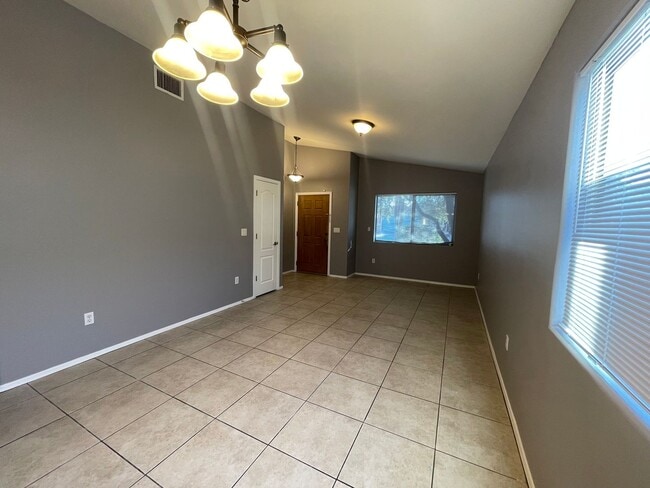 Building Photo - Lovely 4 Bedroom 2 Bath Home!