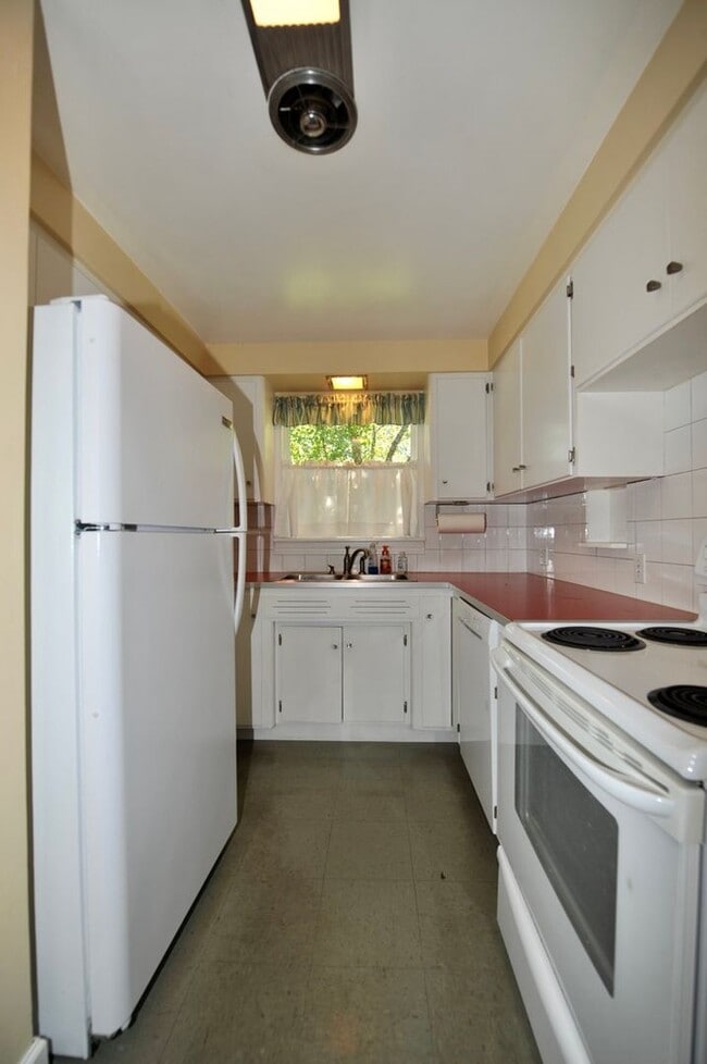 Building Photo - Charming 2 bed 1 bath bungalow with 2nd living room