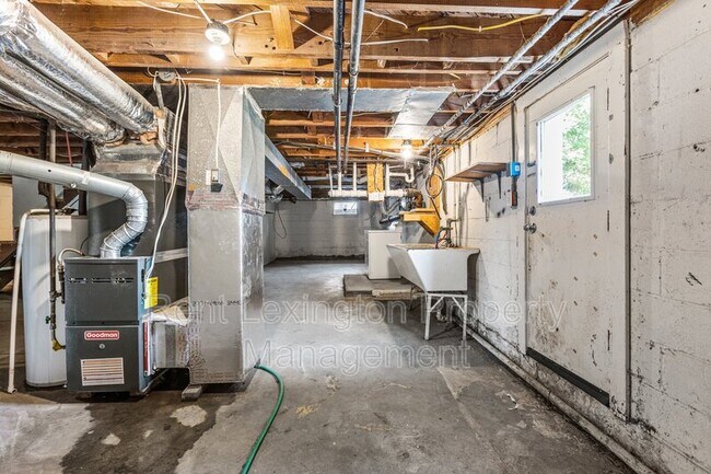 Building Photo - 312 Boiling Springs Dr