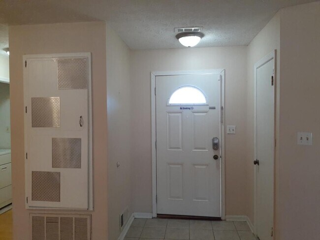 Building Photo - 634 S Jeff Davis Dr
