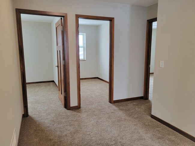 Building Photo - Middle Unit Townhouse