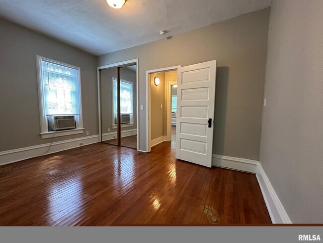 Building Photo - 333 S Douglas Ave