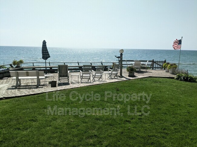 Building Photo - 2421 Lakefront Dr