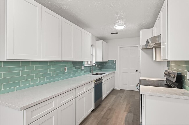 Building Photo - 16235 La Terra Dr