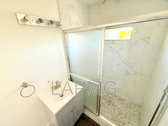 Building Photo - 1910.5 Daly St