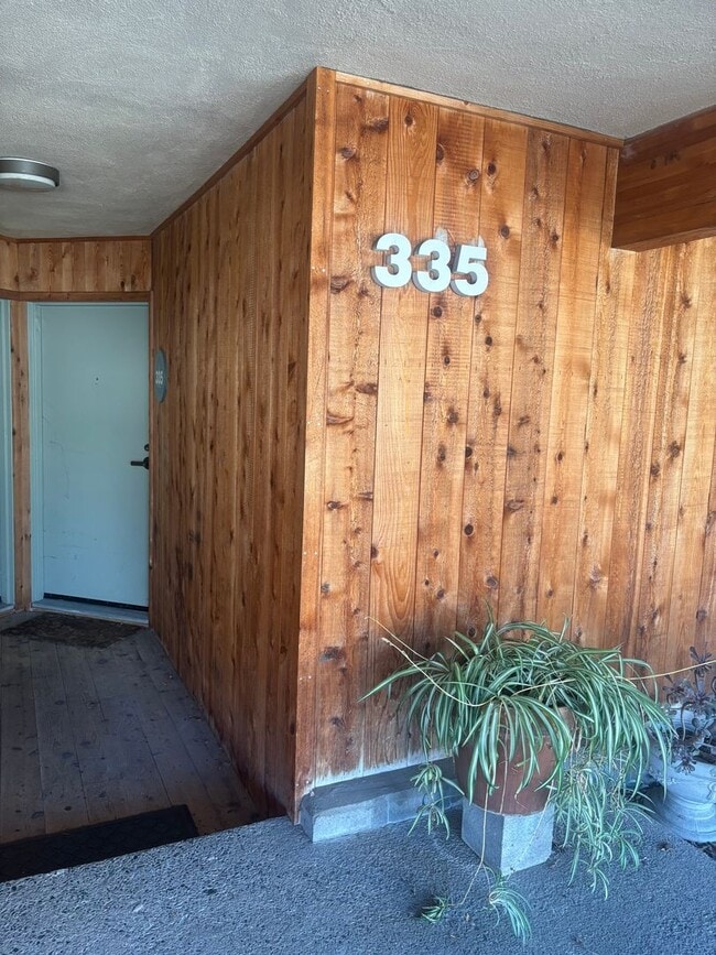 Building Photo - Great Condo in Del Monte Beach Surf Way