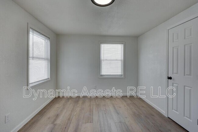 Building Photo - 410 Fieldcrest Dr