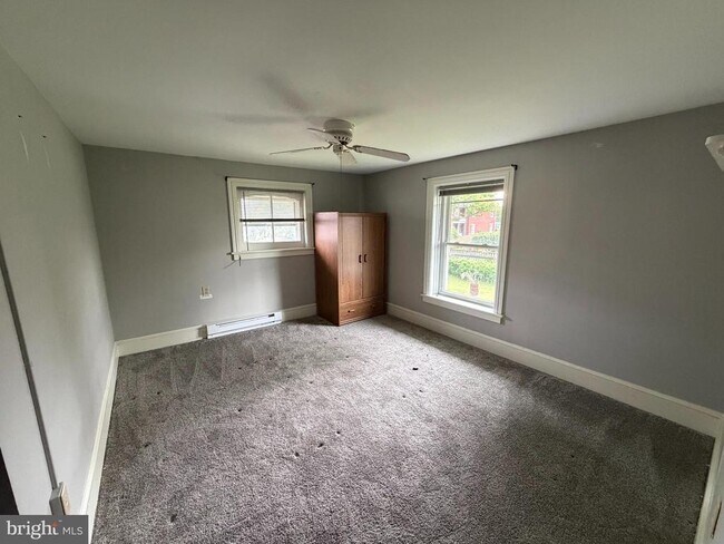 Building Photo - 300 S Cedar Ln