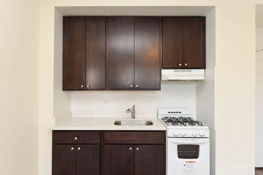 Building Photo - 3335 W Diversey Ave