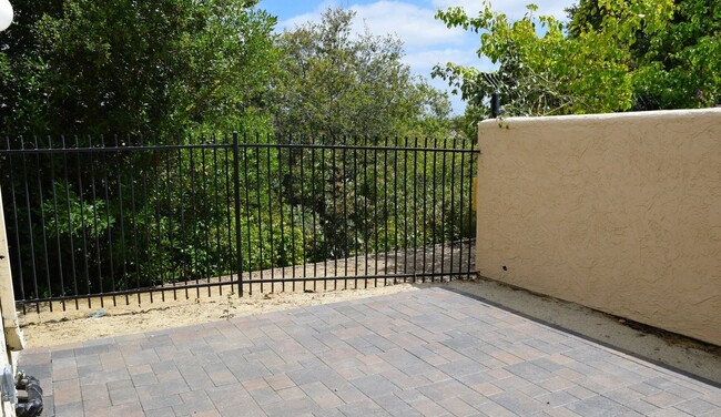 Building Photo - Stunning 4BR 2.5BA UTC Townhome - Updated ...