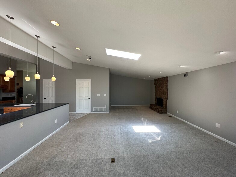 Building Photo - 756 S Bristol St