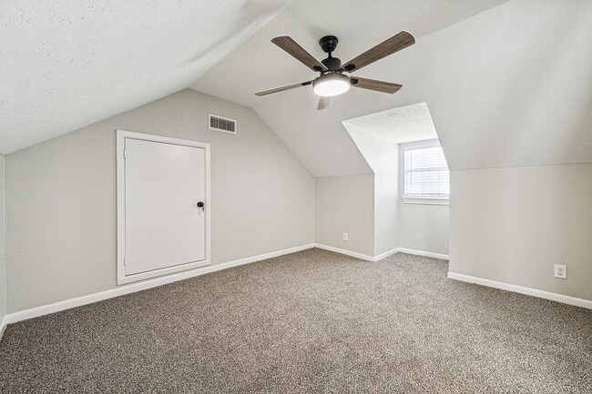 Building Photo - 801 Woodcrest Dr