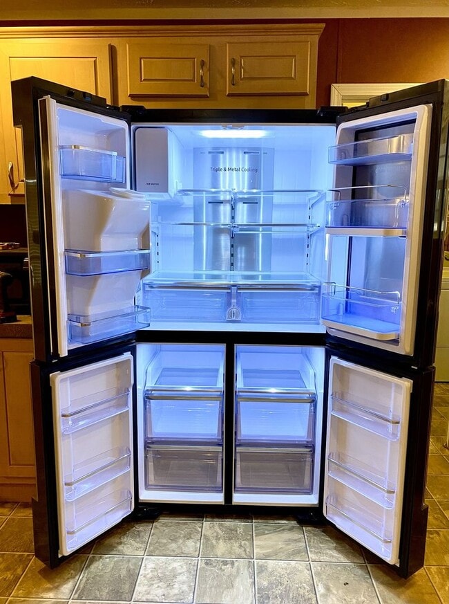 Building Photo - Quiet home in the country