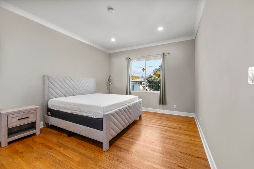 Building Photo - 6223 Simpson Ave