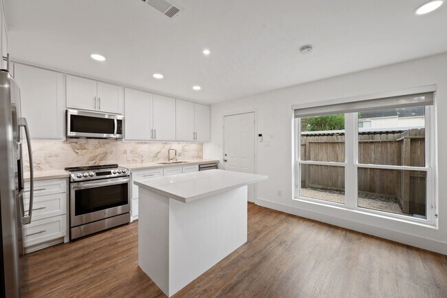 Building Photo - 10240 Longmont Dr