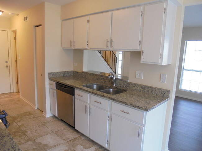 Building Photo - 302 Teak Ln
