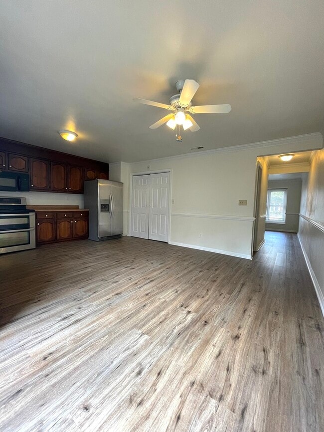Building Photo - Charming 3-Bedroom, 1.5-Bathroom Townhome ...
