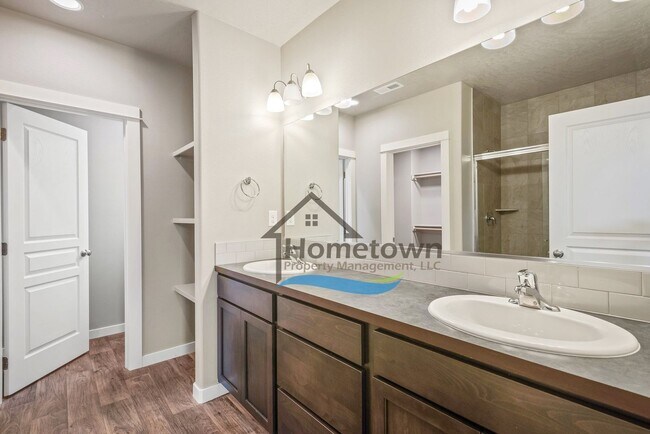 Building Photo - 3 Bedroom 2 Bath Home with 2-Car Attached ...